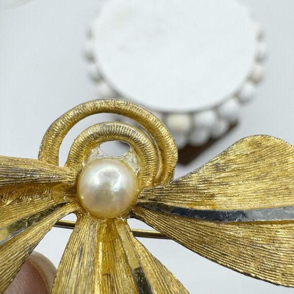 BSK Vintage MCM Textured Gold Tone Pearl Flower Brooch Pin Modernist - Picture 3 of 13